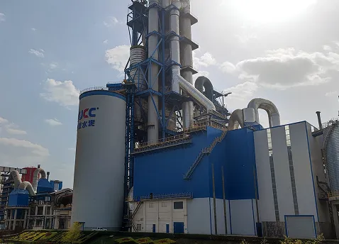 Silos de clínquer em uma usina de cimento